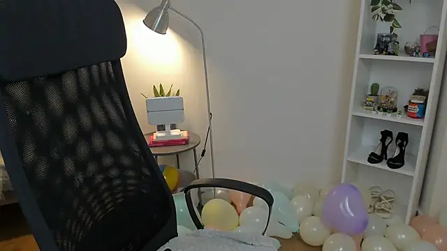 Snapshot of _BellaEvans_ chatting on May 9, 2026, 5:00 am BellaEvans online show from May 9, 2026, 5:00 am