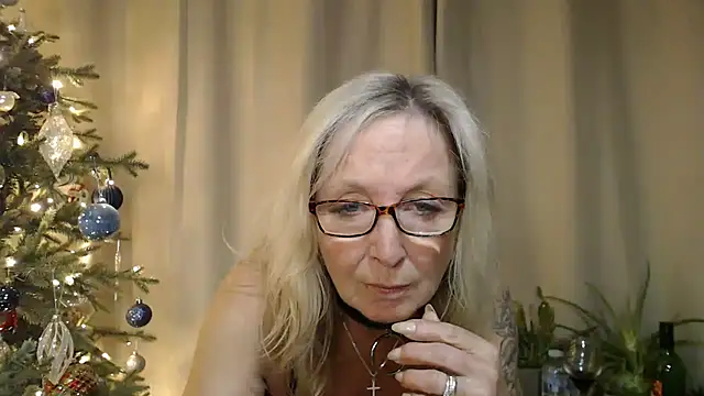 Snapshot of Ladystargazer1966 chatting on December 22, 2025, 8:42 pm Ladystargazer1966 online show from December 22, 2025, 8:42 pm