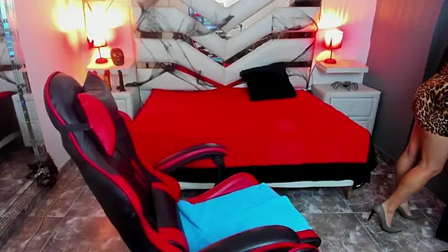 KateTompson  online show from October 28, 2025, 12:37 pm