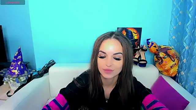 LindaaLu online show from November 13, 2025, 3:10 am