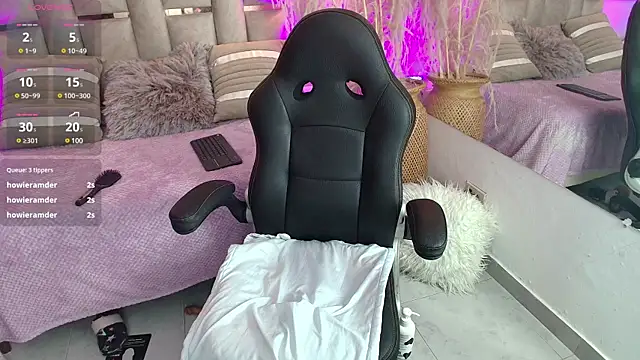 Snapshot of Emelie_Ch1 chatting on January 18, 2025, 8:41 am Emelie Ch1 online show from January 18, 2025, 8:41 am