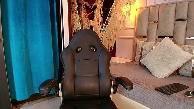 Snapshot of Emelie_Ch1 chatting on March 16, 2025, 1:28 am Emelie Ch1 online show from March 16, 2025, 1:28 am