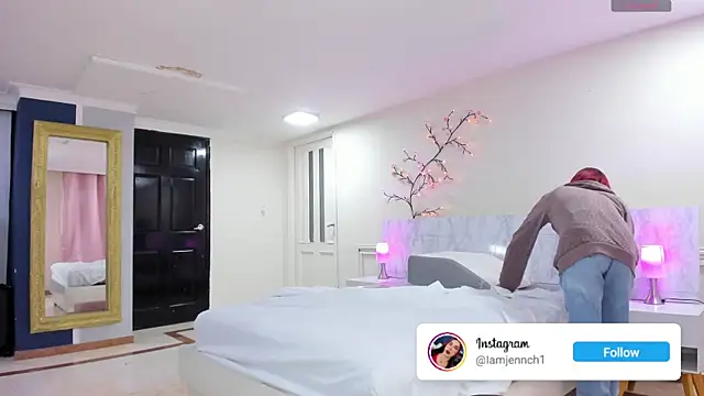 charolbruce 1 online show from April 15, 2026, 12:10 pm