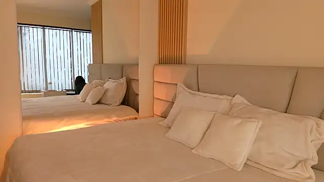 Zoe Benson online show from November 19, 2025, 1:33 pm