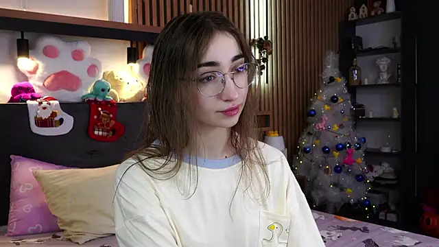 Snapshot of PollyBeev chatting on December 4, 2025, 8:35 am PollyBeev online show from December 4, 2025, 8:35 am