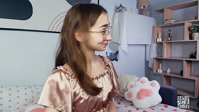 PollyBeev online show from October 24, 2025, 7:29 am