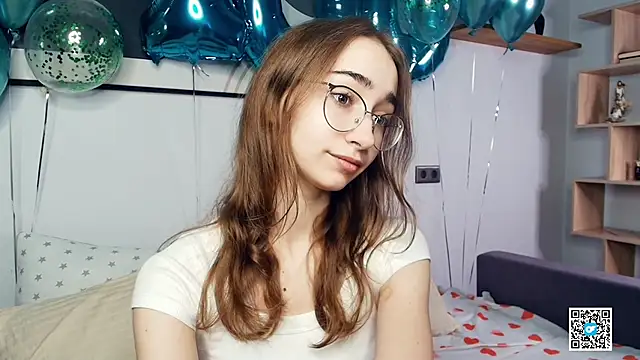 PollyBeev online show from October 12, 2025, 7:10 am