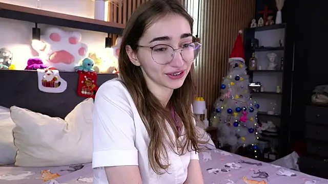 Snapshot of PollyBeev chatting on November 28, 2025, 7:19 am PollyBeev online show from November 28, 2025, 7:19 am