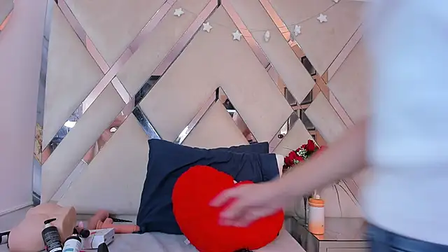 ninaht online show from November 9, 2025, 8:35 pm