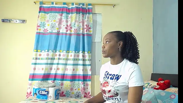 Snapshot of Madison__12 chatting on February 13, 2025, 2:12 am Madison  12 online show from February 13, 2025, 2:12 am