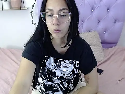 Freyja 01 online show from October 7, 2025, 9:27 pm