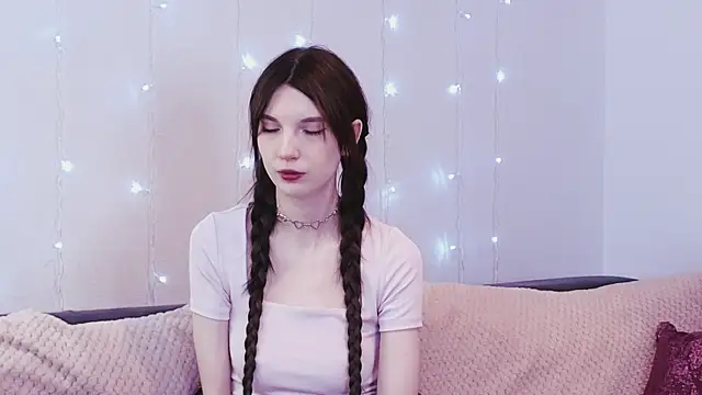 KimWilli online show from January 28, 2025, 4:08 pm