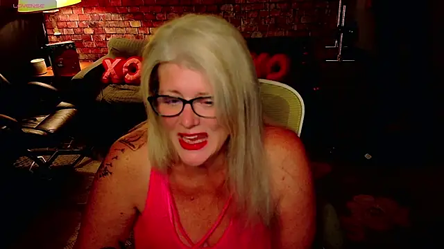 Snapshot of AliceHarlot chatting on February 17, 2026, 4:21 am AliceHarlot online show from February 17, 2026, 4:21 am