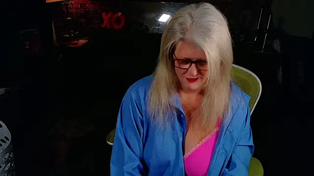 Snapshot of AliceHarlot chatting on April 8, 2026, 10:33 pm AliceHarlot online show from April 8, 2026, 10:33 pm