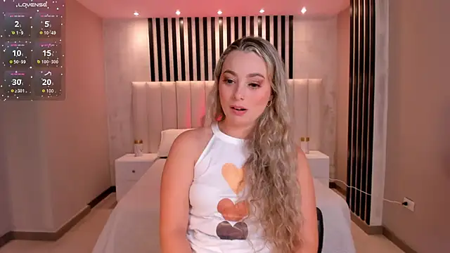 TiaraLawrence online show from December 9, 2024, 8:01 pm