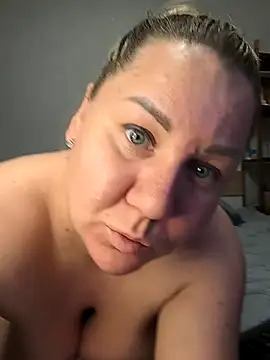 Snapshot of Anna_Curvy chatting on April 17, 2026, 4:37 am Anna Curvy online show from April 17, 2026, 4:37 am