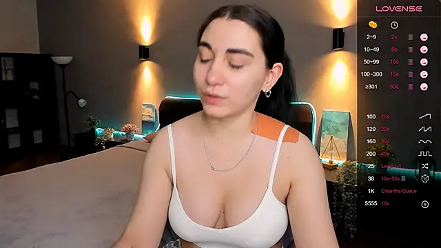 hannacheekss  online show from February 11, 2025, 7:44 am