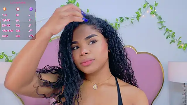 NahiaraReina online show from November 27, 2025, 1:33 pm