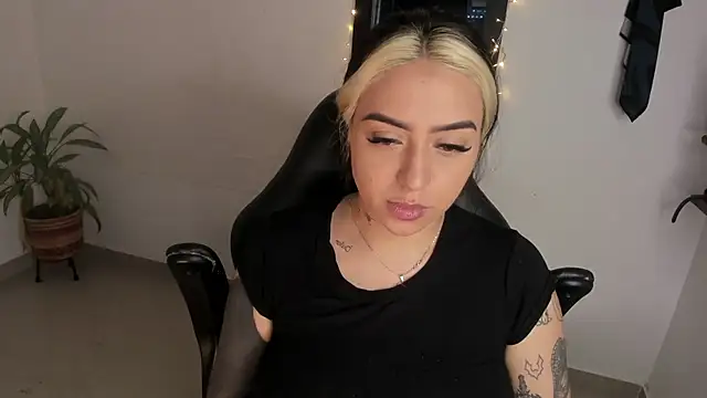 AnnikaMerliahh  online show from January 14, 2026, 12:31 pm