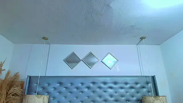 EileenBenzon online show from November 26, 2025, 6:19 pm