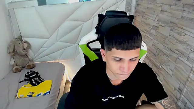 Brayan lopezz online show from March 18, 2025, 7:01 pm