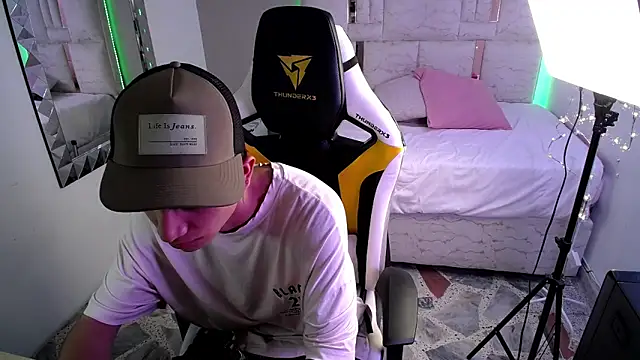 Brayan lopezz online show from January 7, 2025, 1:14 pm