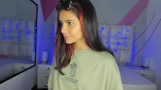 Snapshot of Salome_rouse1 chatting on October 10, 2025, 9:15 pm Salome rouse1 online show from October 10, 2025, 9:15 pm