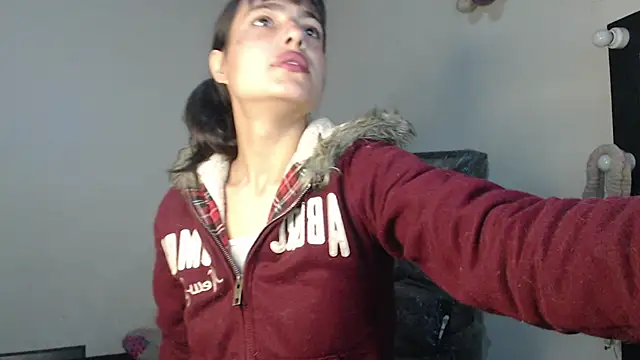 skinny sweet2411 online show from February 9, 2026, 12:47 pm