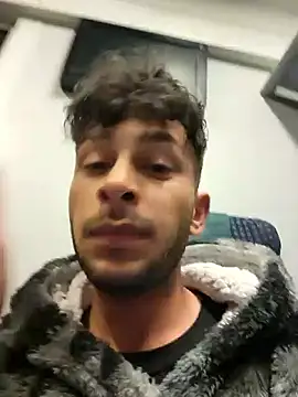 Snapshot of Iulianmarius12 chatting on March 18, 2025, 9:53 pm Iulianmarius12 online show from March 18, 2025, 9:53 pm