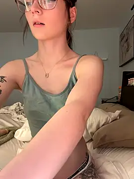 dreamteemergirl online show from October 25, 2025, 10:32 pm