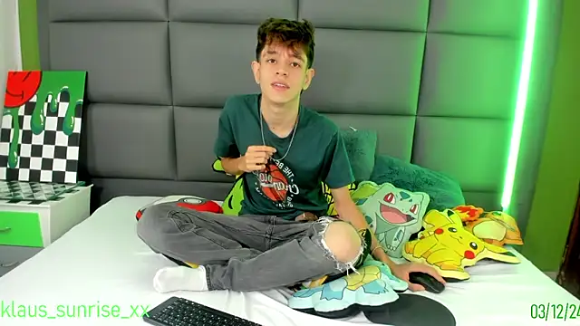 Snapshot of KLAUS_SUNRISE_XX chatting on December 4, 2024, 7:33 am KLAUS SUNRISE XX online show from December 4, 2024, 7:33 am