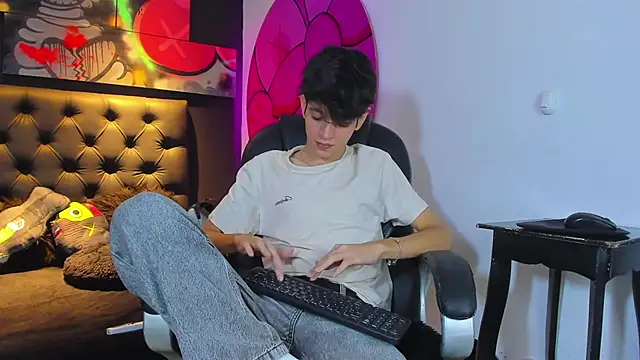 Snapshot of KLAUS_SUNRISE_XX chatting on October 20, 2025, 6:59 am KLAUS SUNRISE XX online show from October 20, 2025, 6:59 am