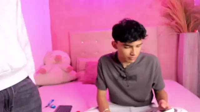 Snapshot of KLAUS_SUNRISE_XX chatting on December 8, 2024, 6:33 am KLAUS SUNRISE XX online show from December 8, 2024, 6:33 am