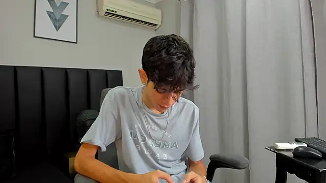 Snapshot of KLAUS_SUNRISE_XX chatting on March 23, 2025, 5:32 am KLAUS SUNRISE XX online show from March 23, 2025, 5:32 am