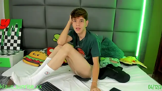 Snapshot of KLAUS_SUNRISE_XX chatting on December 4, 2024, 10:40 am KLAUS SUNRISE XX online show from December 4, 2024, 10:40 am