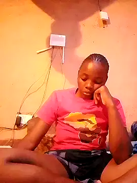 Snapshot of QUEEN-NAIMA chatting on December 3, 2025, 4:06 pm QUEEN-NAIMA online show from December 3, 2025, 4:06 pm