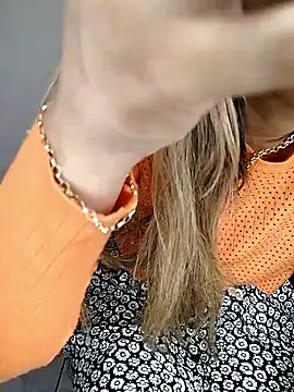 fofinhaa12 online show from April 4, 2026, 3:35 am