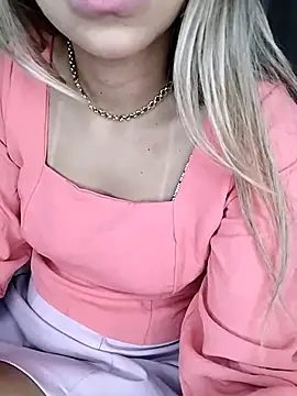 fofinhaa12 online show from April 15, 2026, 4:29 am