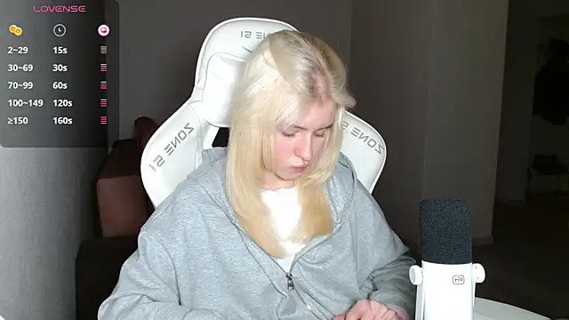 LizaKisses online show from October 6, 2025, 12:39 pm