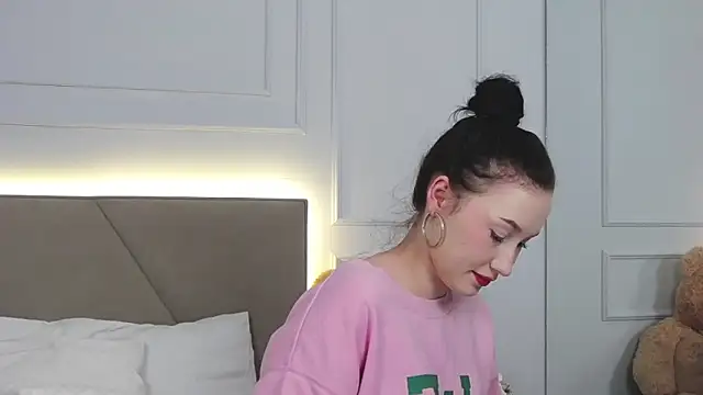 LeilaLow online show from February 27, 2025, 11:17 am