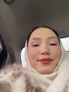 LeilaLow online show from February 28, 2025, 10:52 am