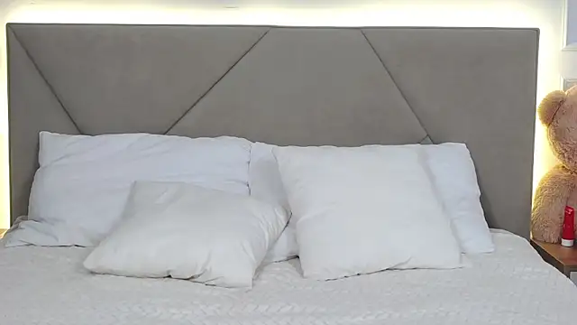 LeilaLow online show from March 3, 2025, 12:06 pm