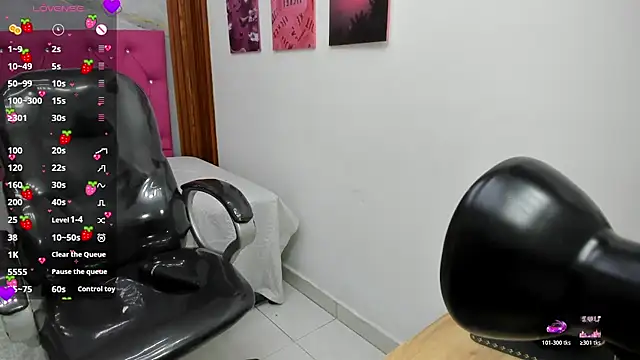 Snapshot of Helen_russo chatting on April 18, 2026, 6:10 pm Helen russo online show from April 18, 2026, 6:10 pm