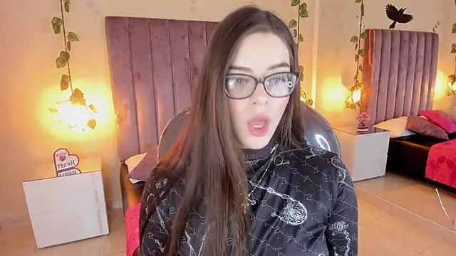 Charlotte Olsen  online show from October 19, 2025, 2:09 pm