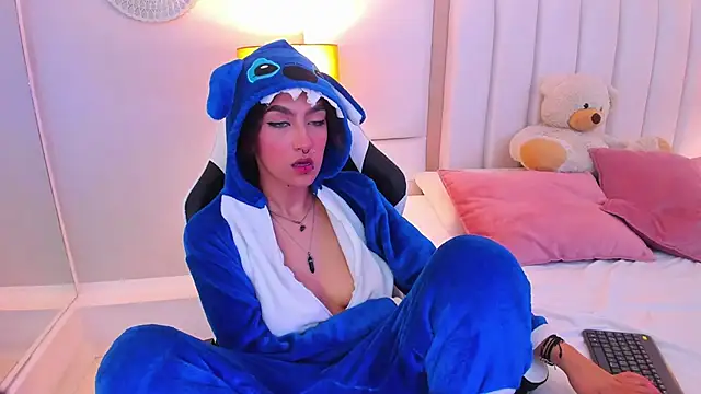 EllaBennet online show from March 19, 2025, 8:23 am