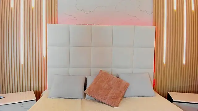 Iris Thompson  online show from November 30, 2025, 8:31 pm