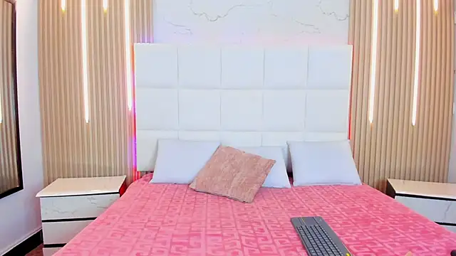 Iris Thompson  online show from October 31, 2025, 4:53 am