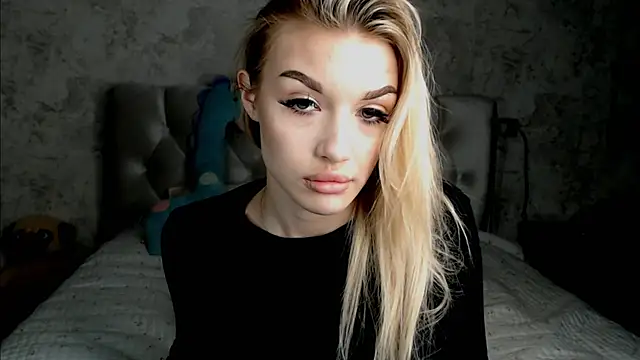 Ella Milla online show from April 15, 2026, 7:58 pm