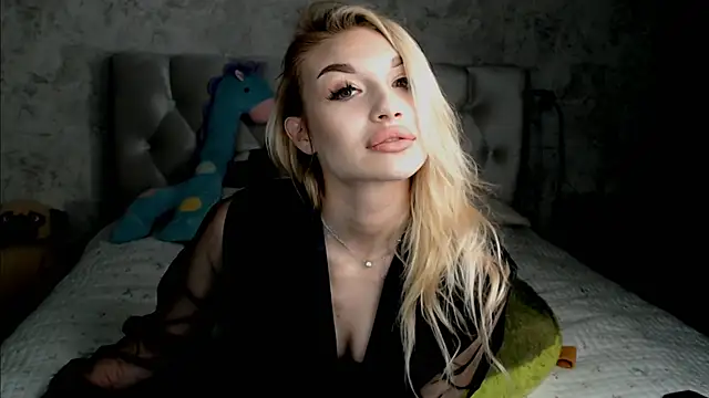 Ella Milla online show from April 19, 2026, 8:11 pm