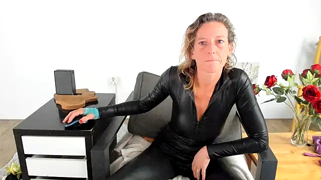 Snapshot of MendiPetite chatting on October 6, 2025, 7:42 am MendiPetite online show from October 6, 2025, 7:42 am